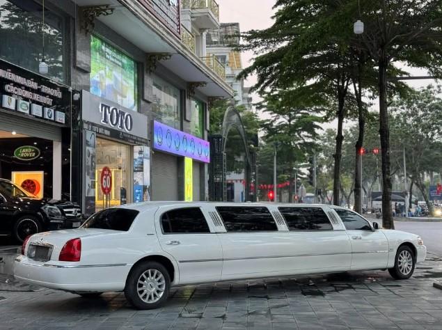Lincoln Town Car Limousine 2006 lên sàn xe cũ: Cỗ xe dài gần 9 mét, đậm chất hoài cổ 629609
