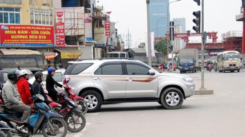 Dừng xe quá vạch đèn đỏ: Vì sao bị xử phạt nặng tới 20 triệu đồng? 632186
