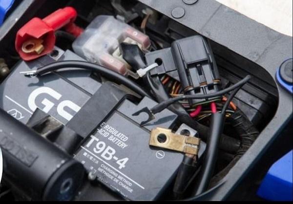Nhận diện sớm 3 dấu hiệu cảnh báo cần thay mới bình ắc quy xe máy 632262