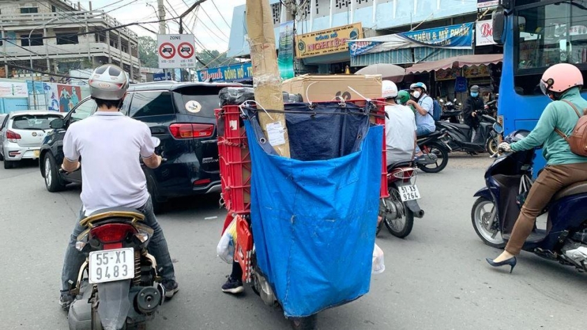 Hà Nội: Nhiều shipper bị xử phạt vì để hàng hóa che khuất biển số 632300