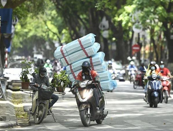 Hà Nội: Nhiều shipper bị xử phạt vì để hàng hóa che khuất biển số 632301