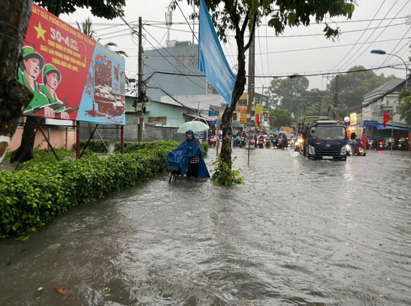 TP.HCM mưa lớn từ sáng sớm, nhiều tuyến đường ngập sâu, người dân khốn đốn đi làm 632712