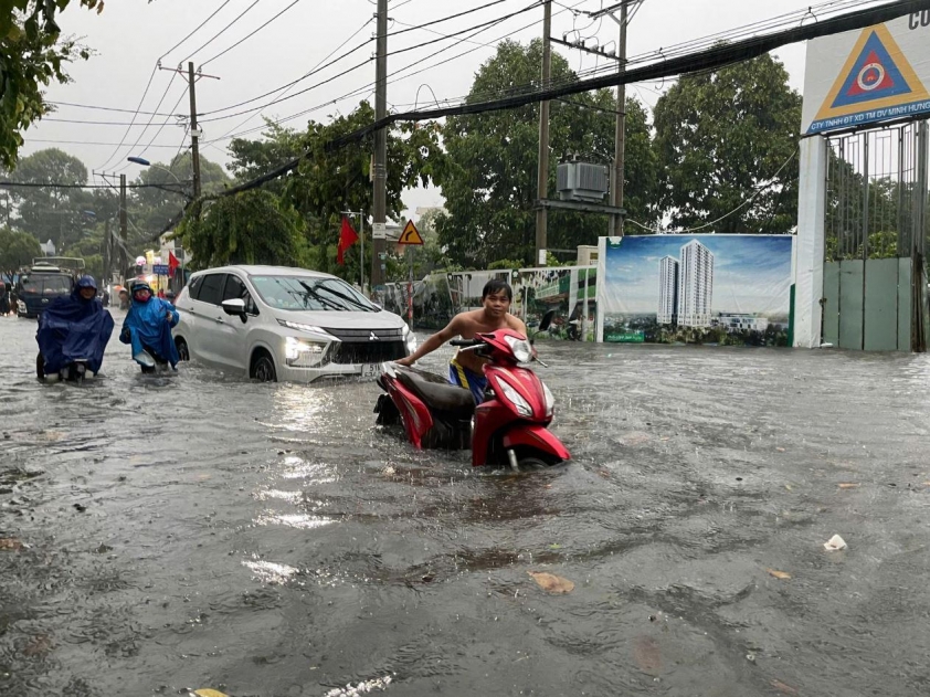 TP.HCM mưa lớn từ sáng sớm, nhiều tuyến đường ngập sâu, người dân khốn đốn đi làm 632711