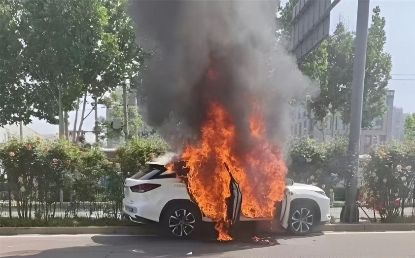 Robotaxi của Pony.ai bốc cháy khi thử nghiệm tại Bắc Kinh 635547