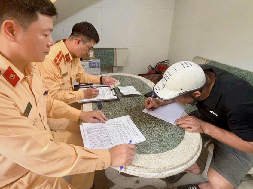 Bài học đắt giá cho tài xế và chủ xe khi bất cẩn làm bó sắt giữa đường 637003