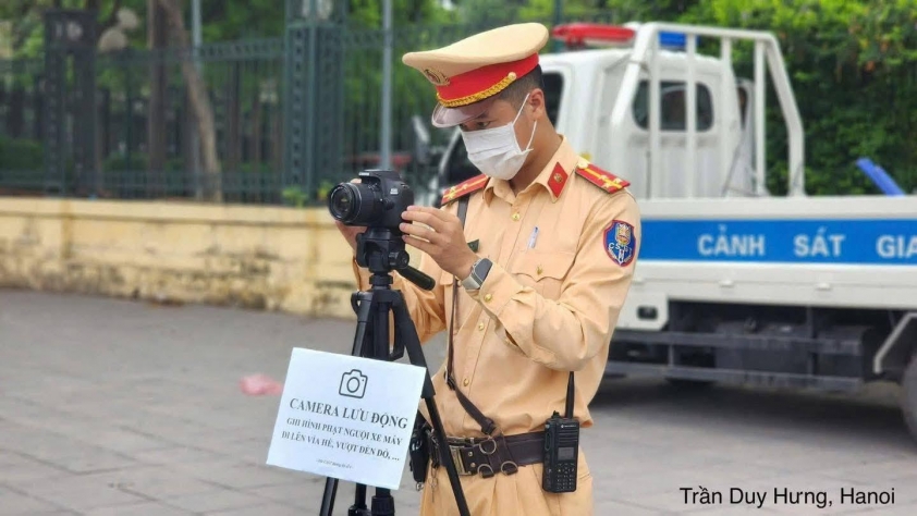Hà Nội: CSGT dùng máy ảnh lưu động xử lý xe máy vi phạm giao thông 637921