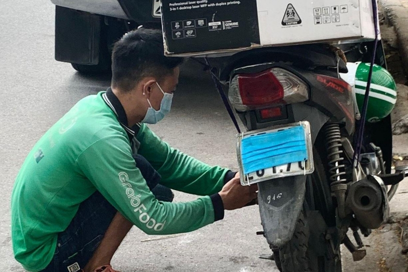 Dù mức phạt tăng cao, các shipper vẫn liều lĩnh che biển số 639378