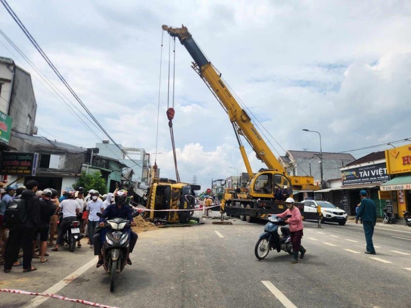Xe tải mất lái lao vào nhà dân sau khi tránh xe máy: Cảnh báo điểm đen giao thông 640803
