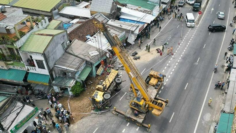 Xe tải mất lái lao vào nhà dân sau khi tránh xe máy: Cảnh báo điểm đen giao thông 640805