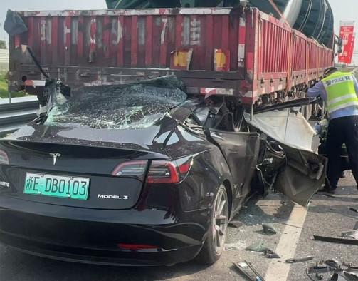 Xe Tesla Model 3 đâm thẳng vào xe đầu kéo ở Hàng Châu: Cảnh báo mới về công nghệ lái tự động 640967