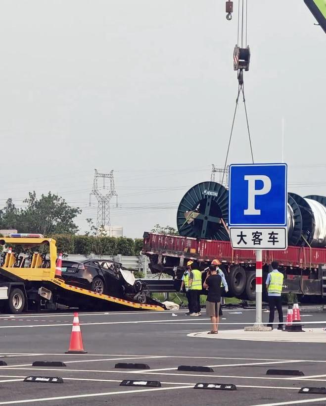 Xe Tesla Model 3 đâm thẳng vào xe đầu kéo ở Hàng Châu: Cảnh báo mới về công nghệ lái tự động 640968