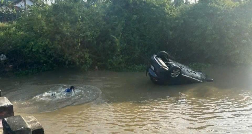 Vụ ô tô lao xuống sông ở Hưng Yên: Kính xe mở bất thường, hai ông cháu may mắn thoát nạn 641383
