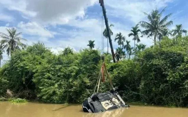 Vụ ô tô lao xuống sông ở Hưng Yên: Kính xe mở bất thường, hai ông cháu may mắn thoát nạn 641384