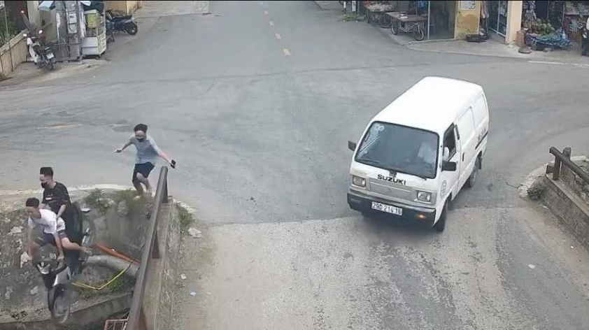 Xe máy chở ba học sinh lao xuống mương: Cảnh báo về an toàn giao thông tuổi vị thành niên 642906