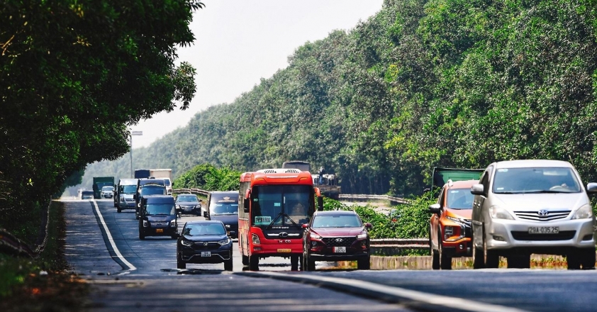 Bộ Xây dựng đề xuất miễn phí đường bộ cho mọi xe “đắp chiếu” từ 30 ngày, bỏ tem dán kính ô tô 647208