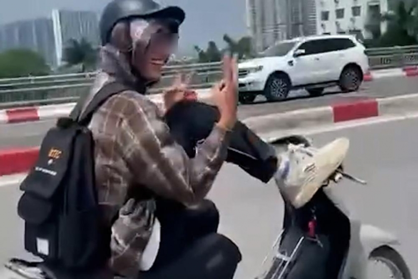 Hà Nội: Nam thanh niên lái xe bằng chân trên cầu vượt – mối nguy từ trào lưu “câu view liều mạng” 647635