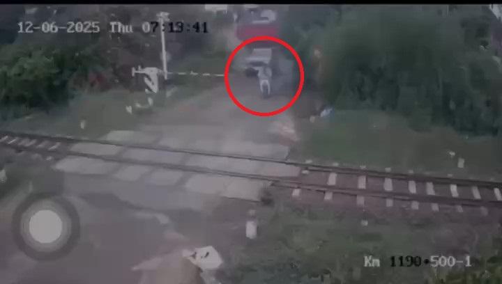 Hai người tử vong tại chỗ sau khi vượt rào chắn đường sắt ở Phú Yên 648958