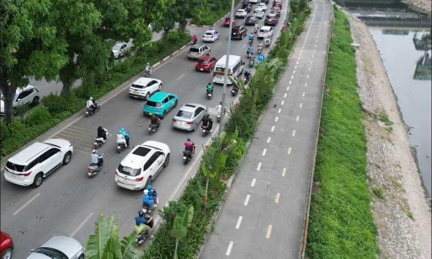 Tuyến đường xanh bên sông Tô Lịch thành “đường hoang”: Lỗi tại người dân hay quy hoạch? 649776