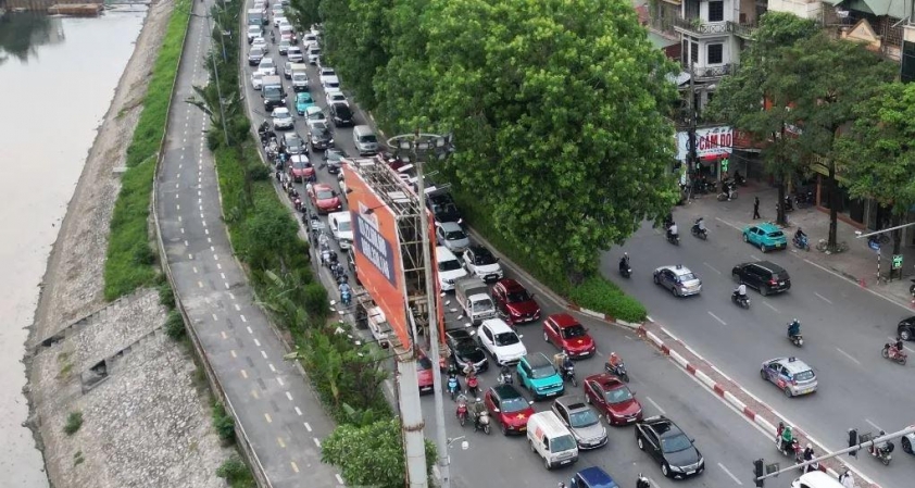 Tuyến đường xanh bên sông Tô Lịch thành “đường hoang”: Lỗi tại người dân hay quy hoạch? 649777