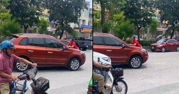 Va chạm nhẹ, người đàn ông liều lĩnh bám nắp capo ô tô đang chạy để chặn xe 650156