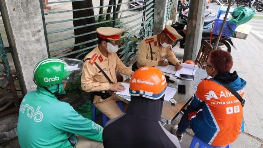 Xe ôm công nghệ “lĩnh đòn” vì vượt đèn đỏ, đi ngược chiều hàng loạt 651922