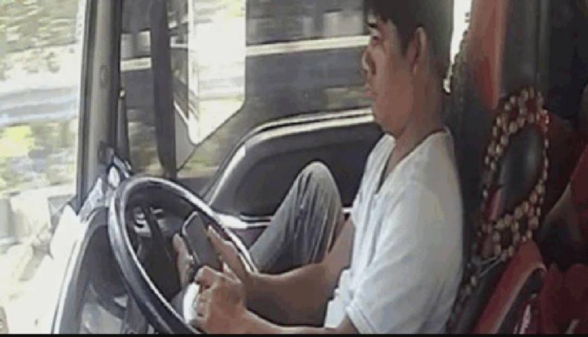 Tài xế xe đầu kéo vừa lái xe vừa lướt TikTok trên cao tốc: Báo động văn hóa lái xe chuyên nghiệp 655742