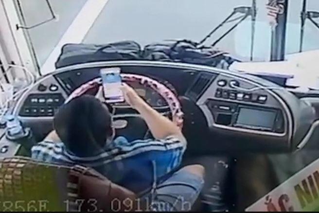 Tài xế xe đầu kéo vừa lái xe vừa lướt TikTok trên cao tốc: Báo động văn hóa lái xe chuyên nghiệp 655743