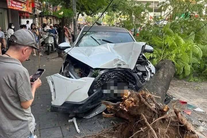 Tai nạn kinh hoàng ở Hà Nội: Bị ô tô hất văng 3 mét, nạn nhân kể lại giây phút