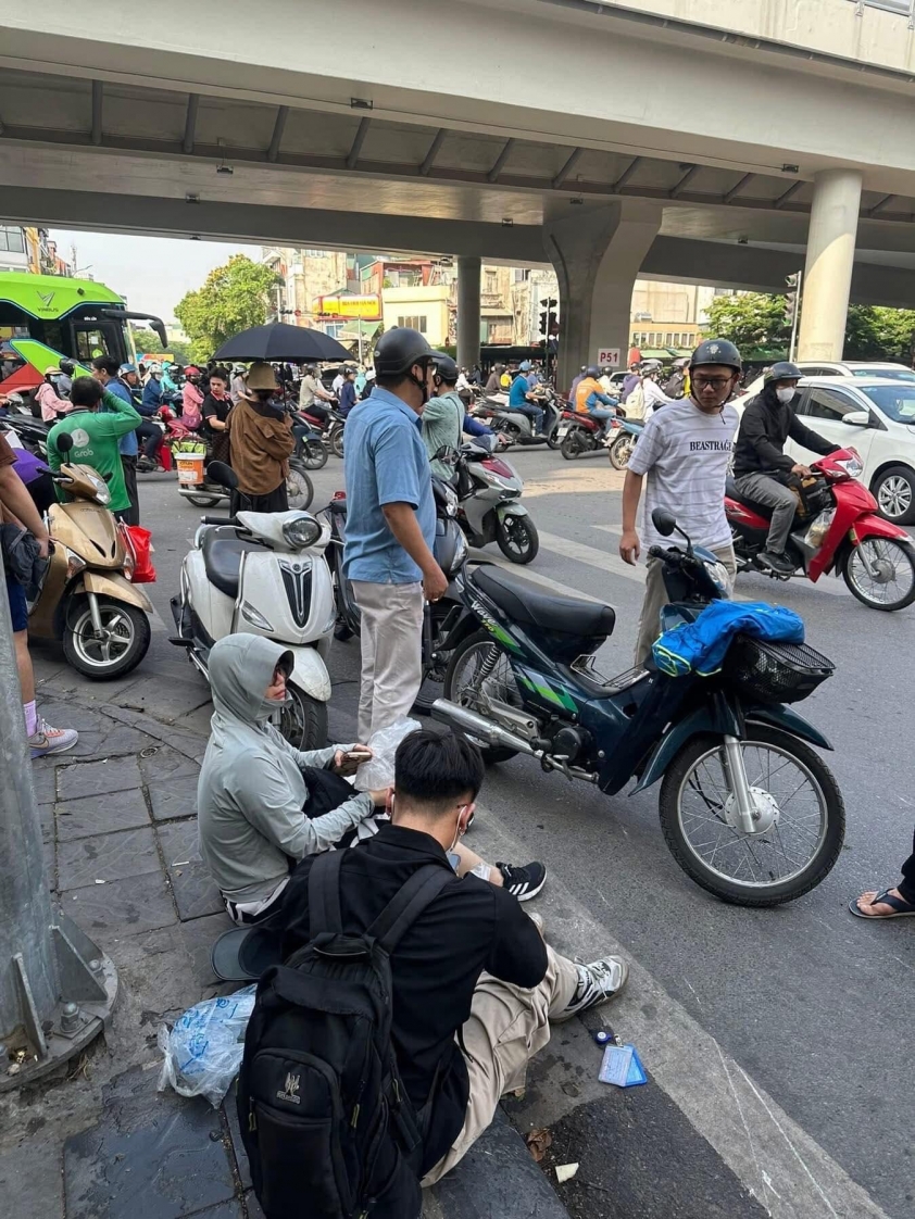 Tai nạn kinh hoàng ở Hà Nội: Bị ô tô hất văng 3 mét, nạn nhân kể lại giây phút