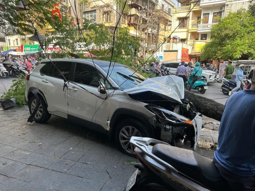 Tai nạn kinh hoàng ở Hà Nội: Bị ô tô hất văng 3 mét, nạn nhân kể lại giây phút