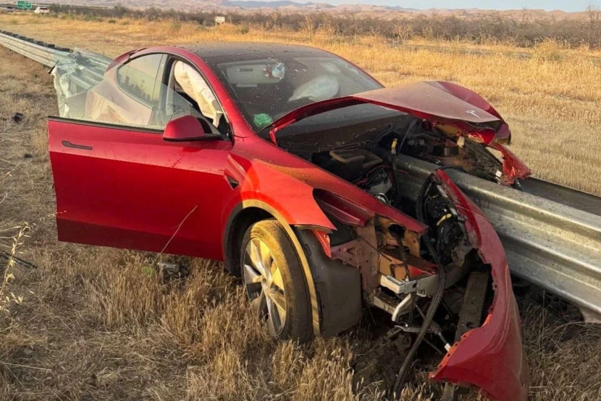 Tài xế thoát chết kỳ diệu sau khi chiếc Tesla Model Y bị rào chắn đâm xuyên thân xe 663486