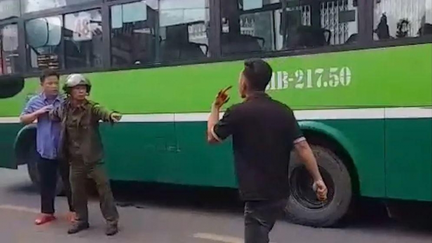 Tài xế xe tải cầm dao rượt đánh tài xế xe buýt giữa phố Sài Gòn sau va chạm giao thông 664034