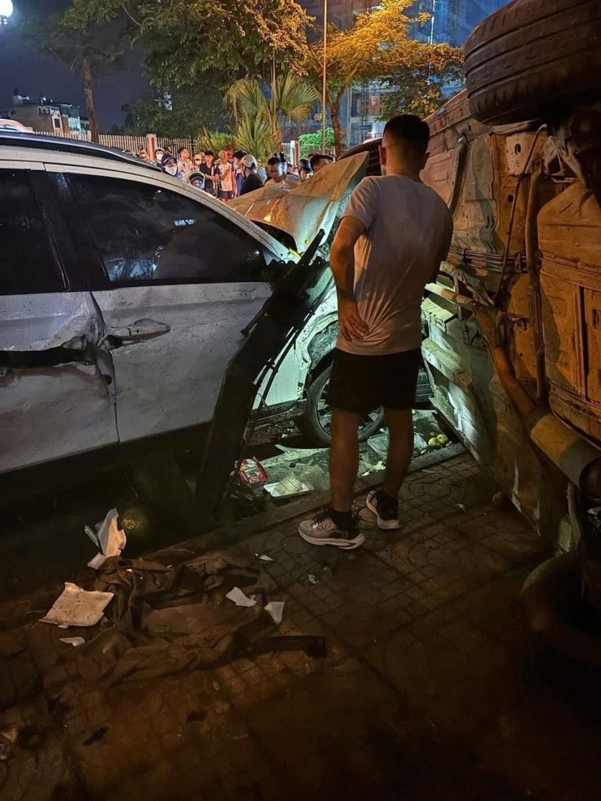 Người hùng áo xanh giữa đêm Hà Nội: Tài xế xe ôm lao vào cứu bé gái trong vụ tai nạn kinh hoàng 666877