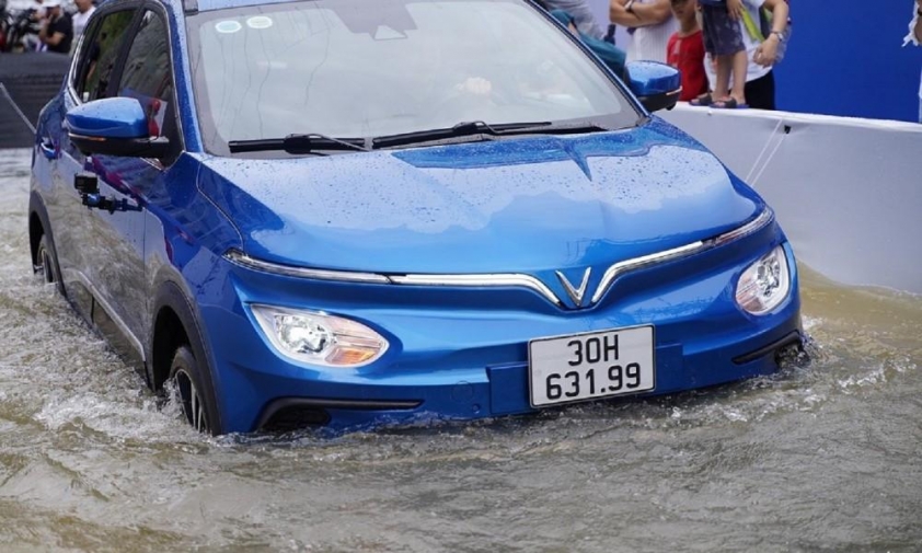Băng phố mùa mưa bằng xe điện: Coi chừng trả giá đắt 669851