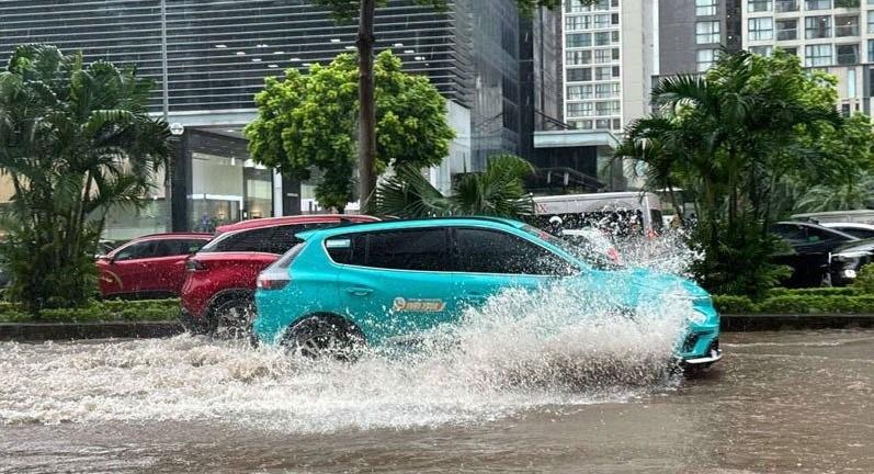 Băng phố mùa mưa bằng xe điện: Coi chừng trả giá đắt 669850