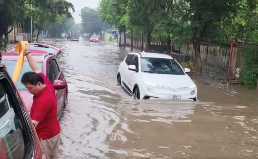Băng phố mùa mưa bằng xe điện: Coi chừng trả giá đắt 669852