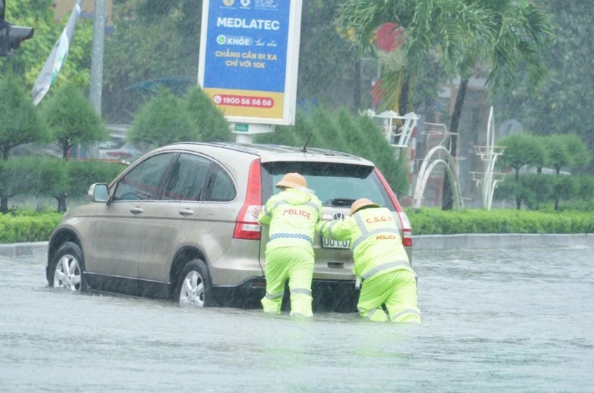 CSGT Thanh Hóa căng mình giữa mưa bão, hỗ trợ người dân vượt ngập an toàn 670337