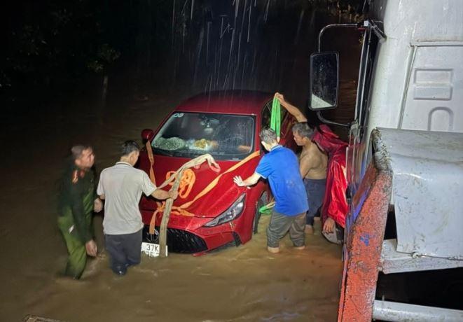 Nghệ An: Mưa lũ sau bão Wipha nhấn chìm nhiều xã miền núi, hàng trăm hộ dân sơ tán trong đêm 670396
