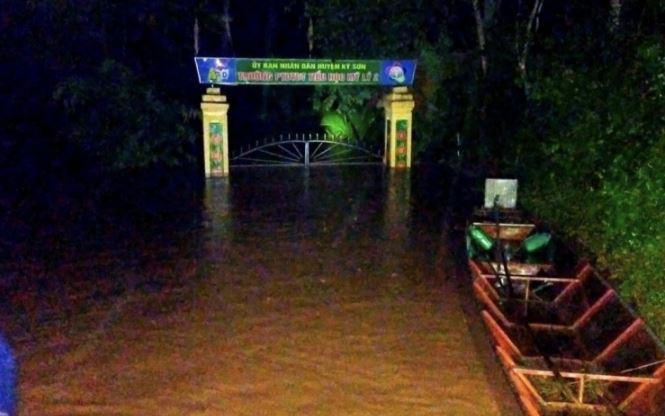 Nghệ An: Mưa lũ sau bão Wipha nhấn chìm nhiều xã miền núi, hàng trăm hộ dân sơ tán trong đêm 670394