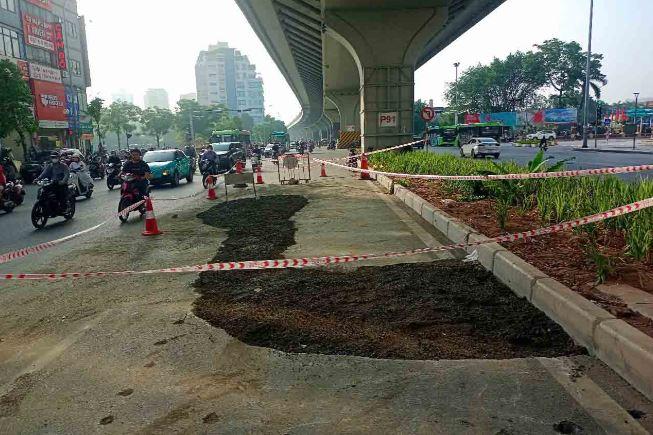 Xe máy “lọt hố” vì sụt lún đường giữa Hà Nội: Người dân có thể đòi bồi thường? 673566