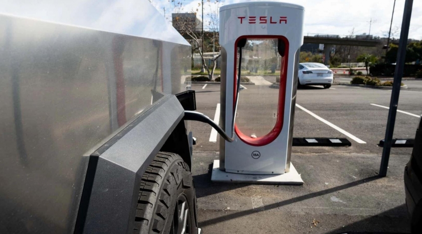 Tesla Cybertruck bất ngờ không khởi động dù cắm sạc liên tục, hãng phản hồi ra sao? 674058