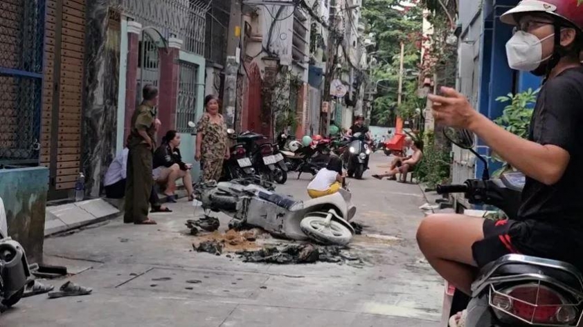 Xe điện không sạc vẫn cháy rụi, 7 người trong nhà tháo chạy qua ban công thoát thân 675025