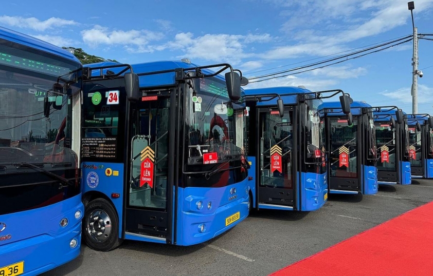Thêm 443 chiếc xe buýt điện chính thức lăn bánh tại Thành phố Hồ Chí Minh 676191