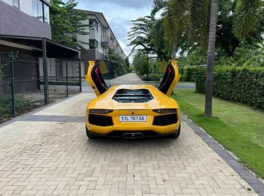 Lamborghini Aventador LP700-4 đời 2012 tái xuất thị trường với giá bán hấp dẫn 676852