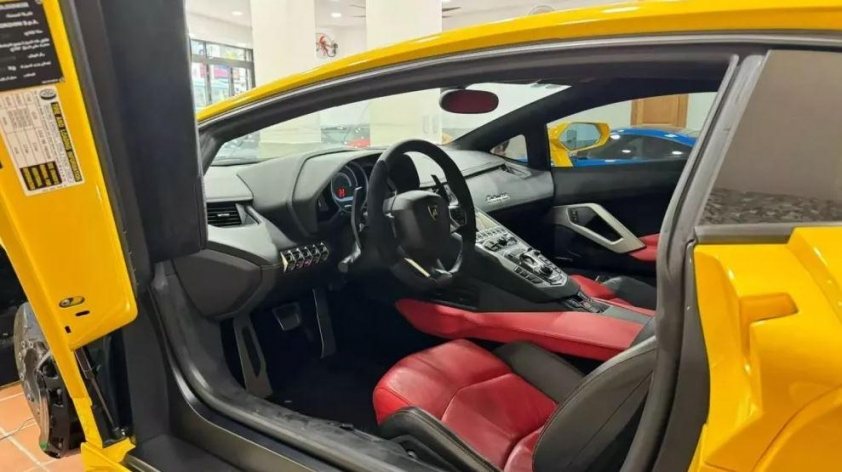 Lamborghini Aventador LP700-4 đời 2012 tái xuất thị trường với giá bán hấp dẫn 676855