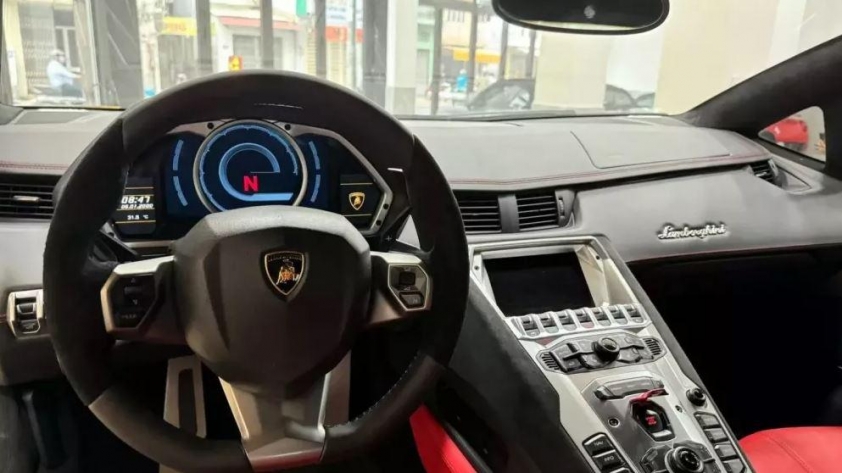 Lamborghini Aventador LP700-4 đời 2012 tái xuất thị trường với giá bán hấp dẫn 676856