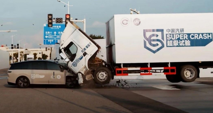 Hãng xe Trung Quốc gây tranh cãi với video thử nghiệm va chạm SUV điện và xe tải 8 tấn 679250