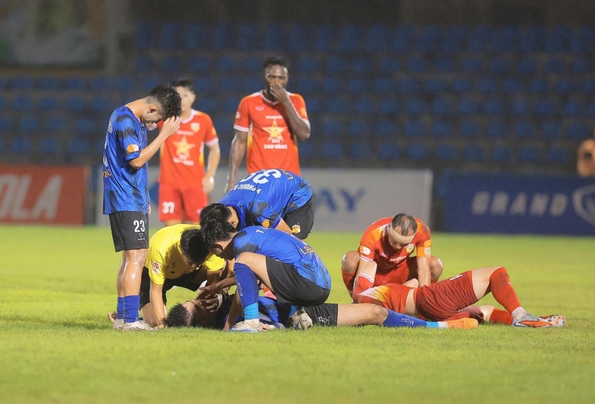 Cầu thủ bất ngờ co giật trong giải hạng 3 Việt Nam 5 1 cầu thủ bất ngờ bị co giật ở giải hạng 3 Việt Nam 735549