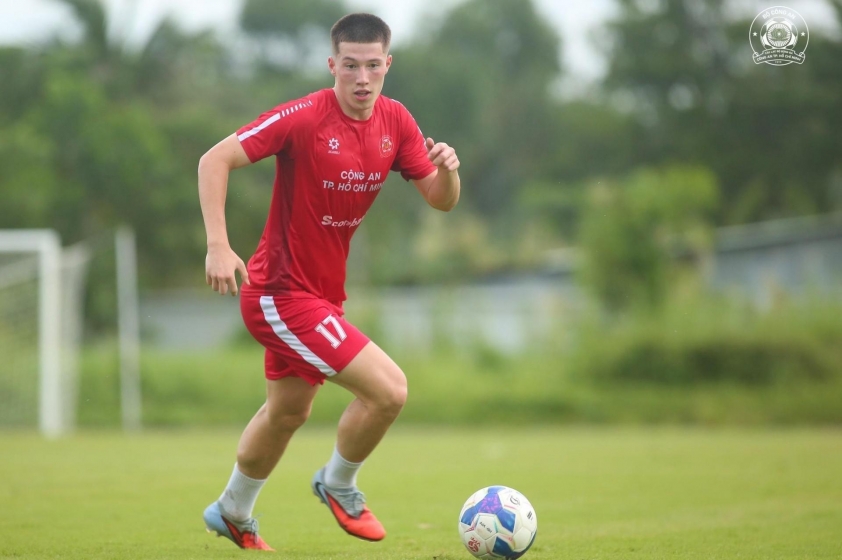 Tiền đạo Việt kiều Anh cao 1m9 lập tức ghi dấu ấn lịch sử 5 Tiền đạo Việt kiều Anh 1m90 ghi bàn đầu tiên tại Việt Nam-738105