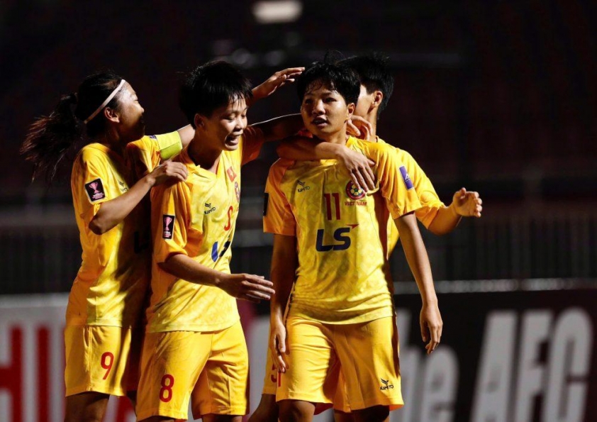 Huỳnh Như và đồng đội nhận thưởng lớn sau khi vào tứ kết châu Á 5 CLB nữ TP HCM I giành vé vào tứ kết